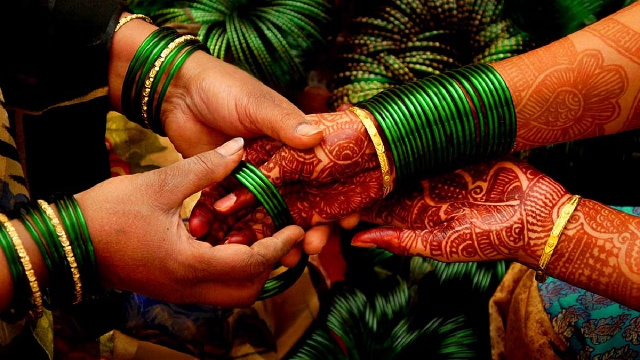 सावन में हरे रंग की चूड़ियों की बढ़ी डिमांड, जानिए सुहागिन महिलाएं क्यों पहनती हैं हरी चूड़ियां 