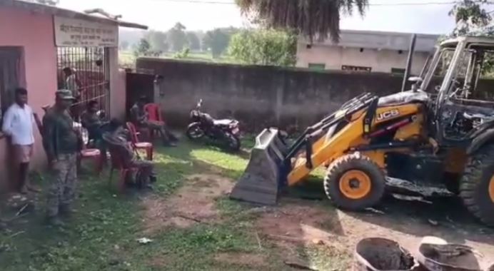 चतरा: आधी रात को अपराधियों ने दो जेसीबी मशीन में लगाई आग, चालकों को भाकपा माओवादी के नाम पर दी धमकी