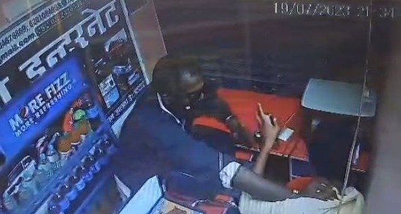 इंटरनेट कैफे में कट्टे की नोक पर लूटपाट, दुकानदार को किया जख्मी, घटना CCTV मे कैद