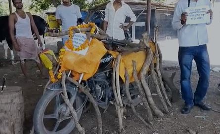 ऑनलाइन चालान काटने से पटनावासी परेशान, जानें कैसे बीजेपी ने किया मोटरसाइकिल का दाह संस्कार