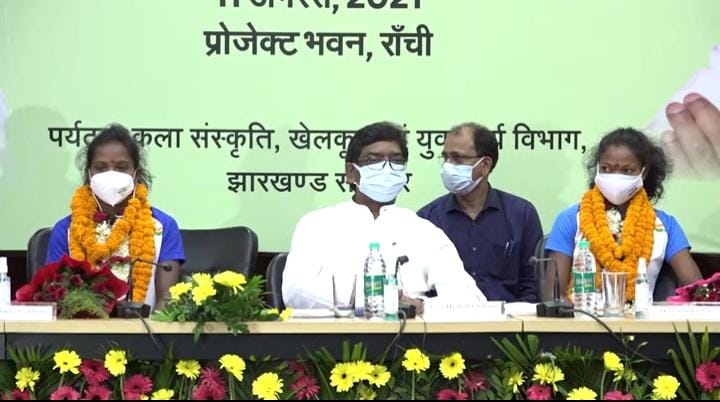 मुख्यमंत्री हेमन्त सोरेन ने  हाॅकी खिलाडी सलीमा और निक्की प्रधान को किया सम्मानित,सौंपा 50-50 लाख का चेक
