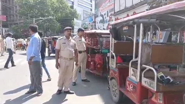 ई-रिक्शा चालकों की मनमानी से लग रहा जाम, सही रूट की जानकारी के लिए चलाया गया जागरूकता अभियान
