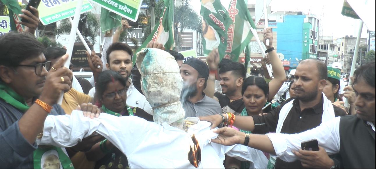 मणिपुर हिंसा पर झारखंड में बवाल, आदिवासी संघ ने पुतला जलाकर फिरायालाल चौक में किया प्रदर्शन