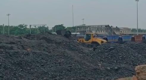 कोल डंपिंग यार्ड से लोगों का जीना मुहाल, रेलवे नहीं मान रहा प्रदूषण की बात, जानें सिविल सोसाइटी ने क्या उठाया कदम