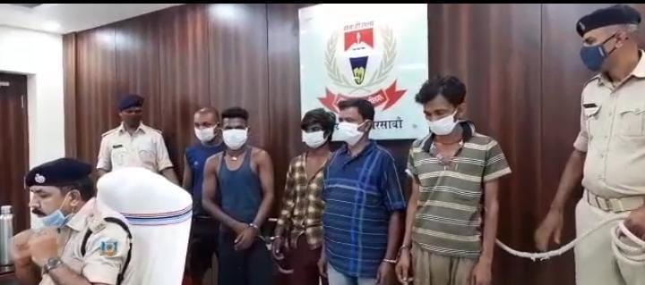 अवैध शराब अड्डे पर एसपी ने मारा छापा, शराब माफिया गिरफ्तार