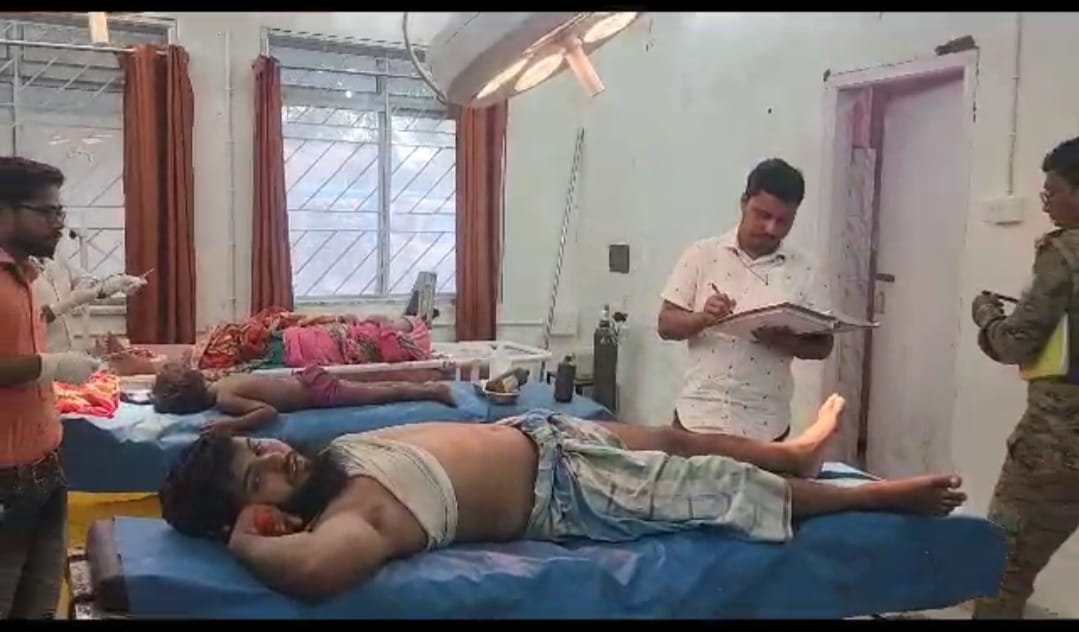 पाकुड़ में अपराधियों की ढिठाई देखिये -एक हाथ में बाल्टी से भरा बम तो दूसरे हाथ से ताबड़तोड़ विस्फोट