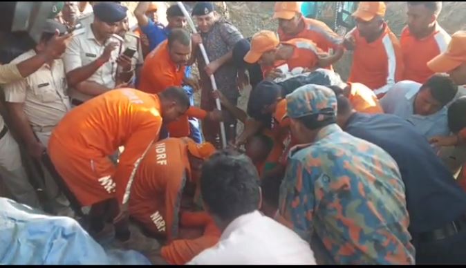 Breaking News- आठ घंटों के बाद मौत को शिकस्त देकर बाहर निकला शिवम, रंग लाया प्रशासन का प्रयास