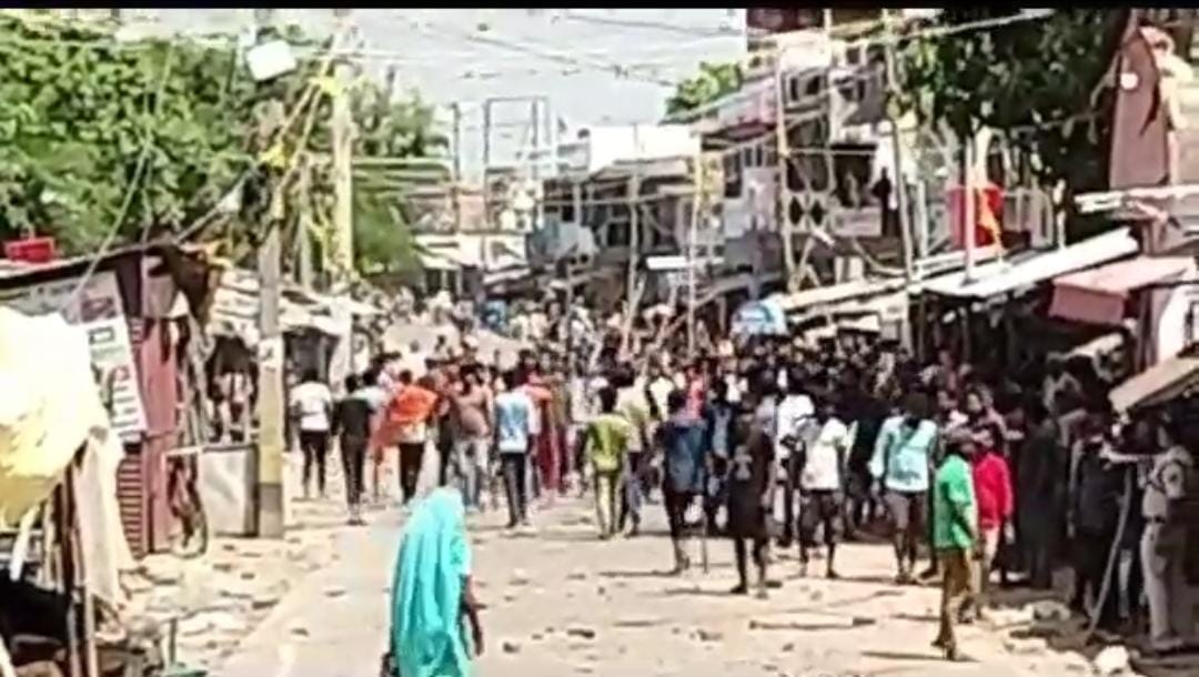 मोहर्रम में झंडा लगाने को लेकर दो पक्षो में पत्थरबाजी, आधा दर्जन से ज्यादा पुलिसकर्मी घायल, छावनी में तब्दील हुआ इलाका