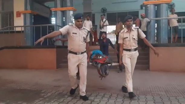 ट्रेन से गिरकर यात्री गंभीर रूप से घायल, चलती ट्रेन में चढ़ने के दौरान हादसा