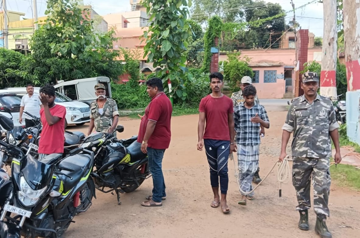 बाइक चोरी के आरोप में पुलिस ने किया तीन लोगों को गिरफ्तार,  मोटरसाइकिल के पार्टस हुए बरामद