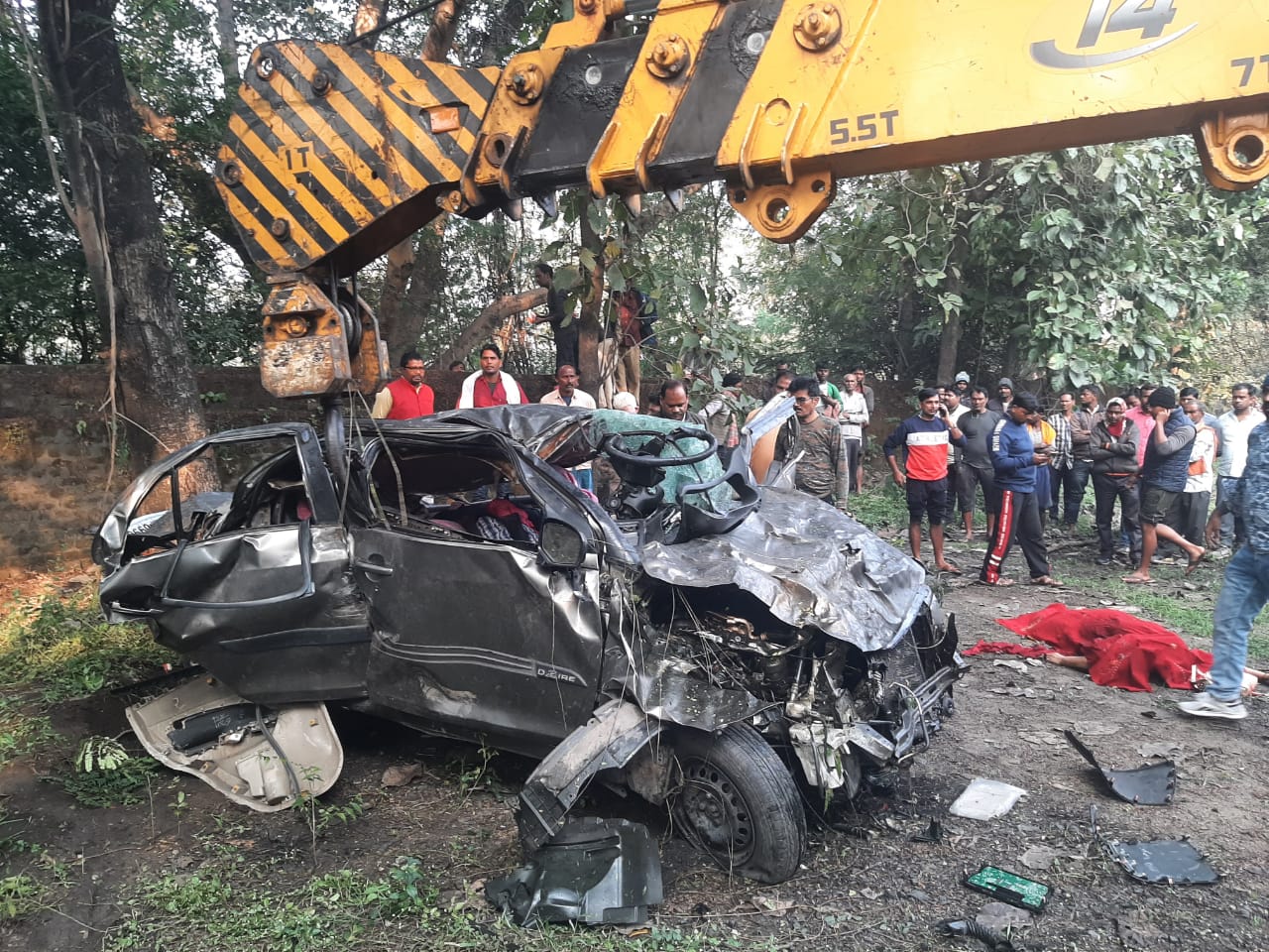 देखते ही देखते उड़ गए कार के परखच्चे, रफ्तार ने लील ली पांच की जान