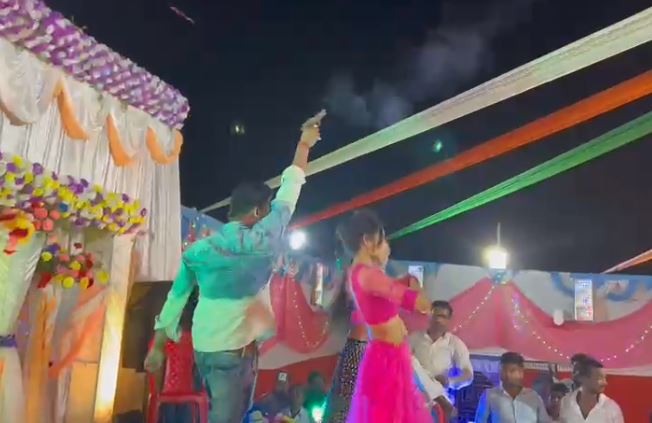 जन्मदिन समारोह में हर्ष फायरिंग का वीडियो वाइरल, बार बालाओं के साथ ठुमका लगाते दिखा अपराधी 