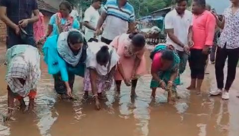 जमशेदपुर: तालाब में तब्दील हुई सड़क, लोगों ने अनोखे अंदाज में किया प्रदर्शन