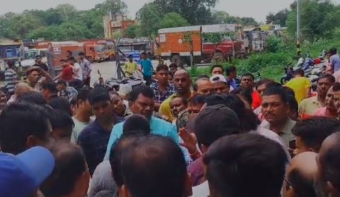 30 घन्टे बाद मुआवजे पर बनी सहमति, परिजनों ने ओरिका प्लांट गेट से शव को उठाया, पढ़ें क्या था मामला