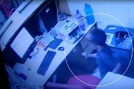 5 साल के बच्चे ने लूटा बैंक,10 सेकंड में उड़ाये लाखों रुपये, घटना CCTV में कैद