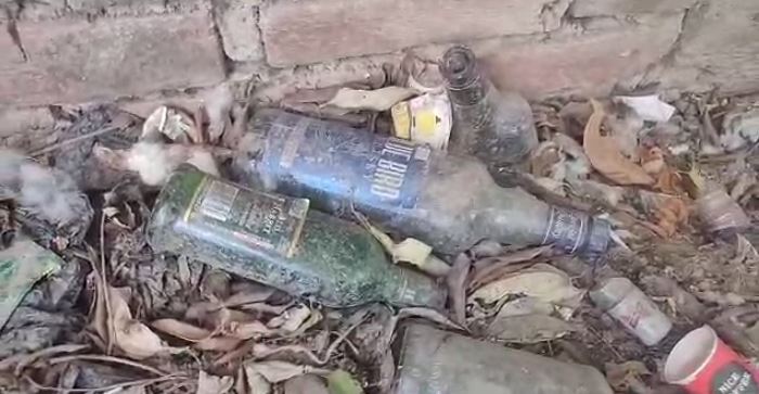 नशे में डूब रहा नालंदा, अनुमंडल कार्यालय परिसर में शराब की बोतलें सहित संदिग्ध इंजेक्शन बरामद