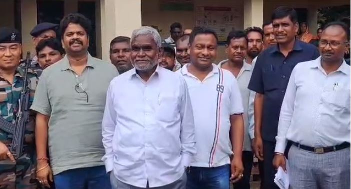 मंत्री चंपई सोरेन ने का सजा जनता दरबार, लोगों ने मंत्री जी से लगाई जमीन बचाने की गुहार