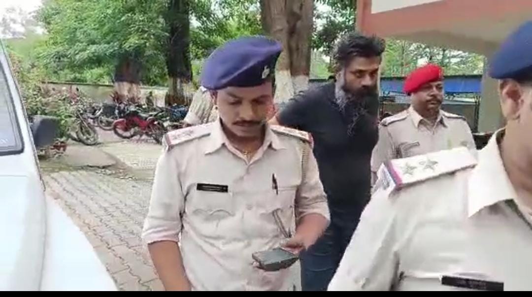 अपराधी बेलगाम! प्रेमी ने प्रेमिका के पड़ोसी के घर की पांच राउंड फायरिंग, पढ़ें क्यों दिया घटना को अंजाम