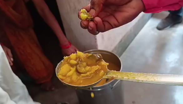 भागलपुर: मिड डे मील के खाने में कीड़ा निकलने पर बवाल, डर से बच्चे नहीं कर पा रहे थे शिकायत