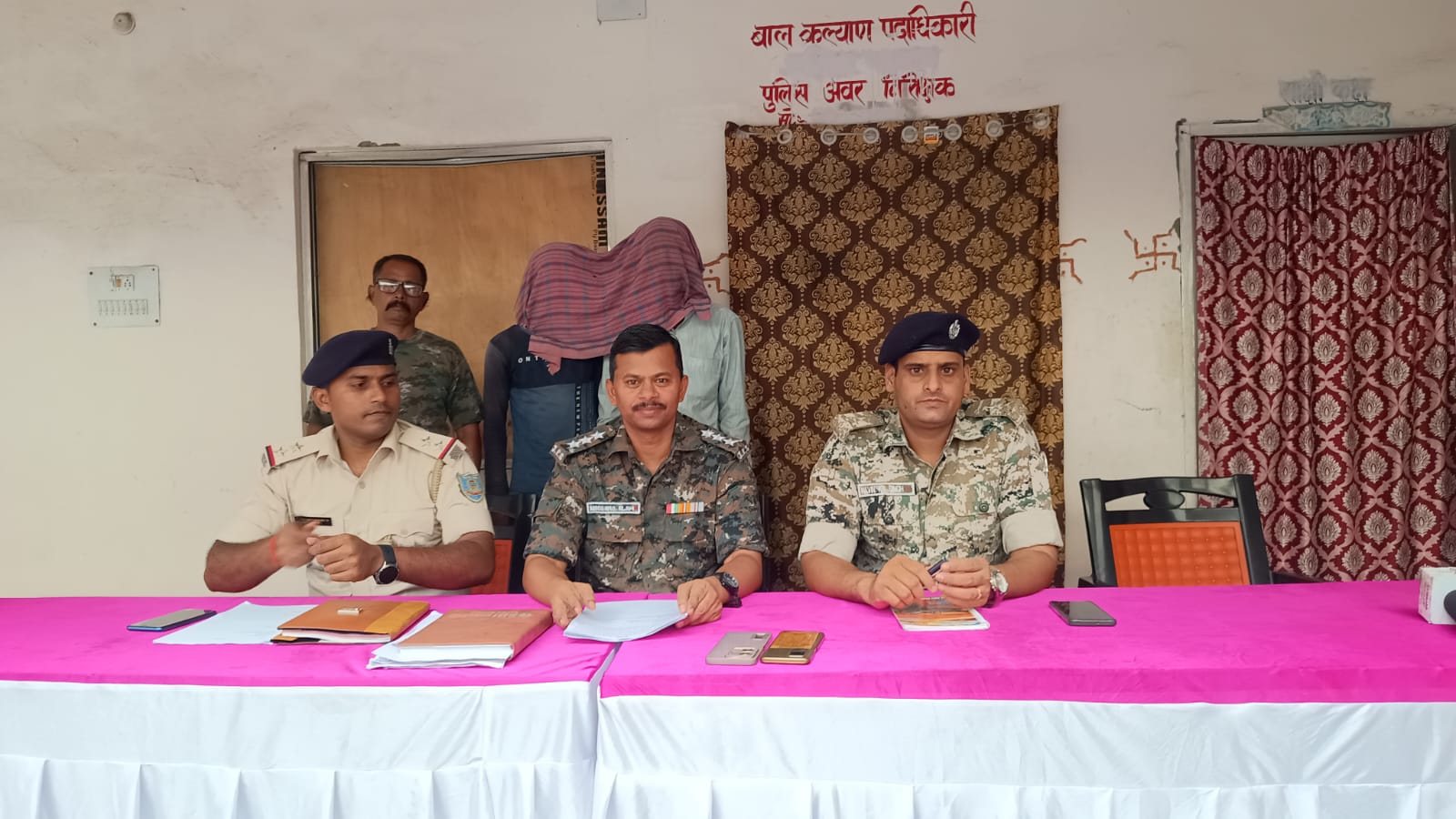 अपडेट: पेड़ से बांध कर महिला की पिटाई का मामला निकला अवैध संबध का, मामले में दो सौतन समेत चार गिरफ्तार