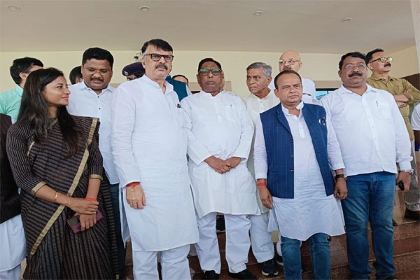 कैश कांड के आरोपी विधायकों पर पार्टी हुई मेहरबान, प्रदेश अध्यक्ष राजेश ठाकुर ने की निलंबन वापसी की घोषणा