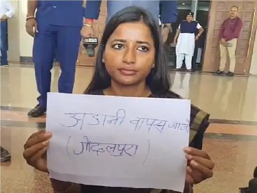 झारखंड विधान सभा के बाहर अडाणी बाहर जाओ की गूंज, जबरन जमीन कब्जा करने का आरोप