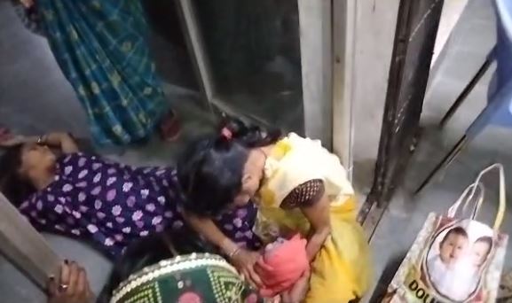 आशा कार्यकर्ताओं की शर्मनाक करतूत, महिला को प्रसव कक्ष में जाने से रोका, जमीन पर ही दिया बच्चे को जन्म