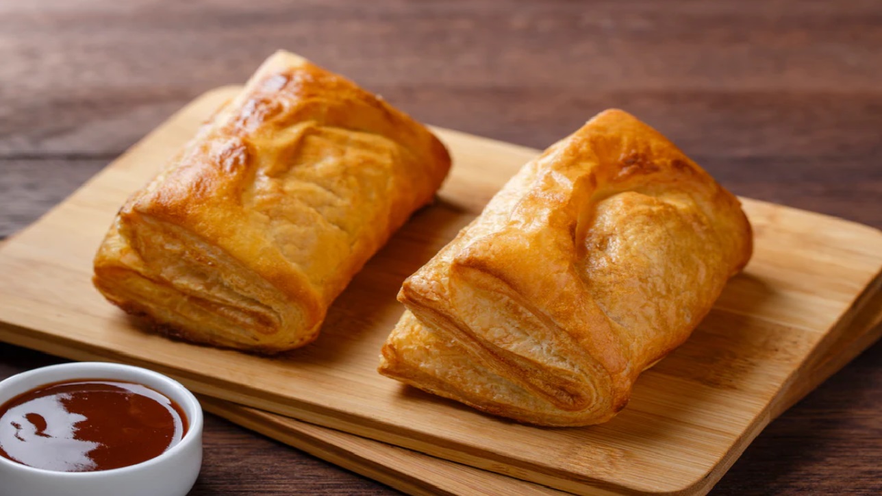 पनीर पेटीज में मिला हड्डी, लोगों ने बताया शर्मनाक, जानिए मामला