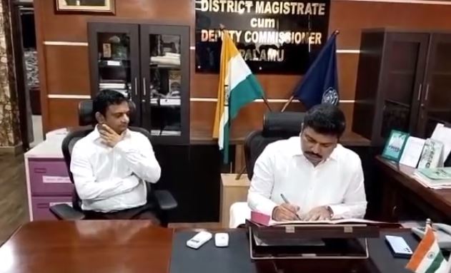 आईएएस ने कर्मचारी के पांव छूकर लोगों को किया भावुक,कहा-एक अधिकारी की सेवा पियून से ज्यादा कोई नहीं करता है