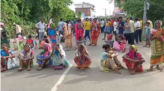 दुमका में ग्रामीणों ने मुफस्सिल थाना समेत मुख्य मार्ग को किया जाम, जानिए क्या है पूरा मामला