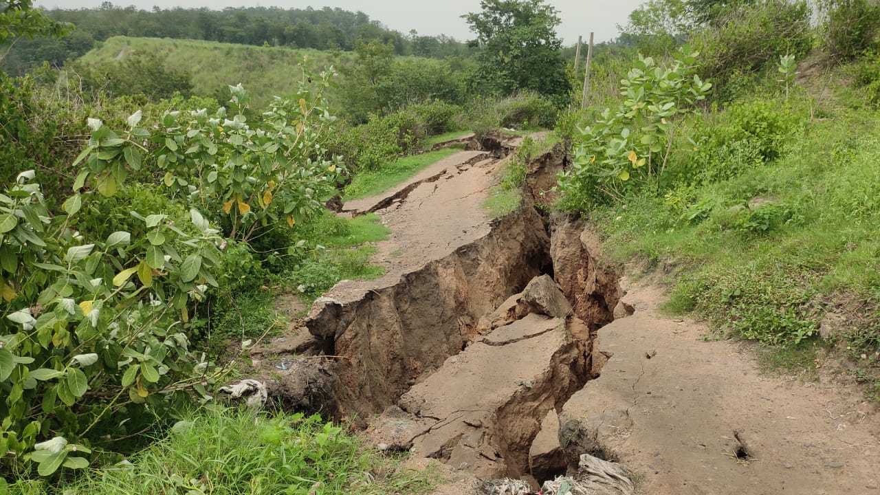 धनबाद के निरसा में फटी जमीन ,हुआ भूधंसान , लोगों के मरने और घायल होने की आशंका  