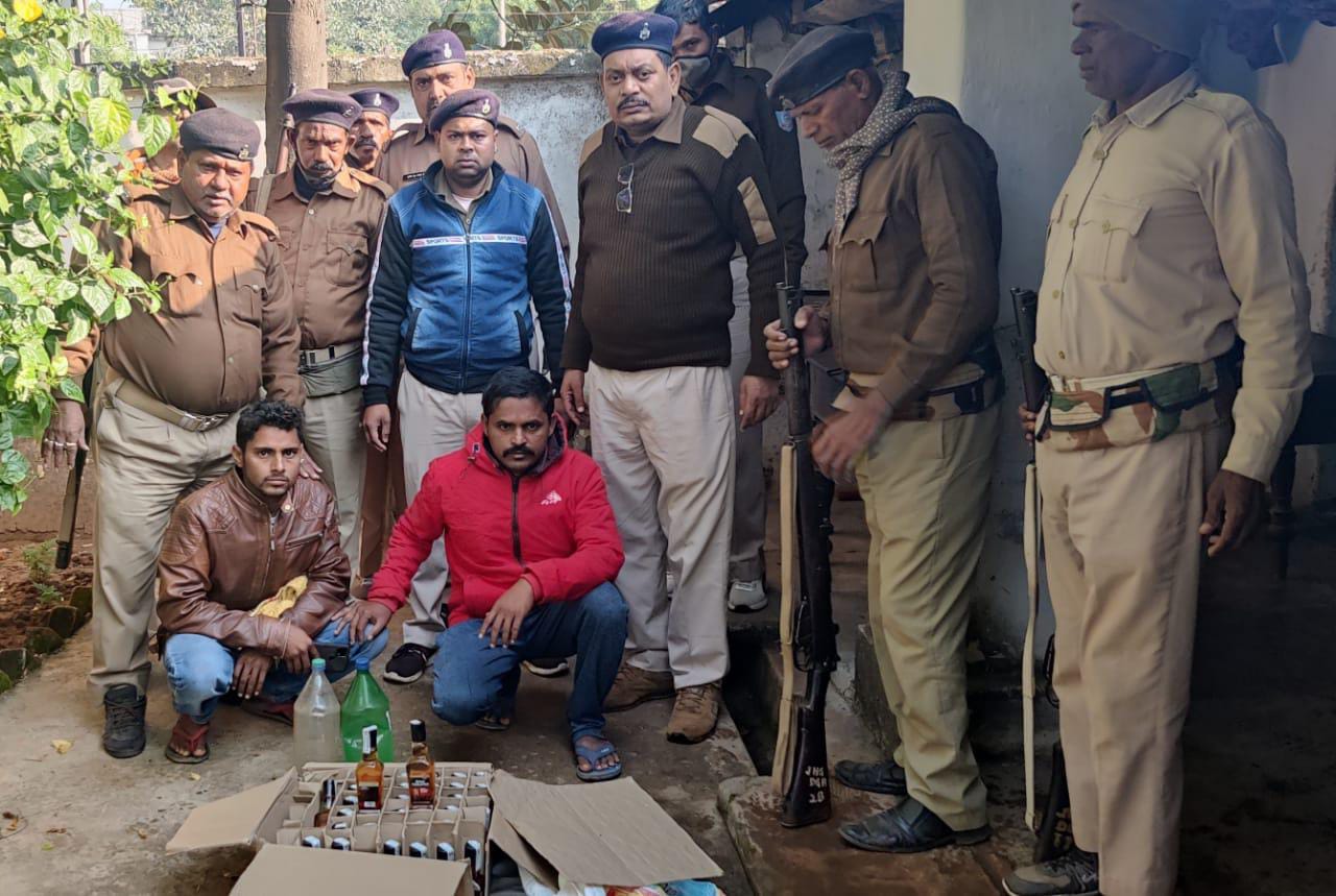 40 लीटर महुआ शराब और 38 बोतल विदेशी शराब के साथ दो धराए
