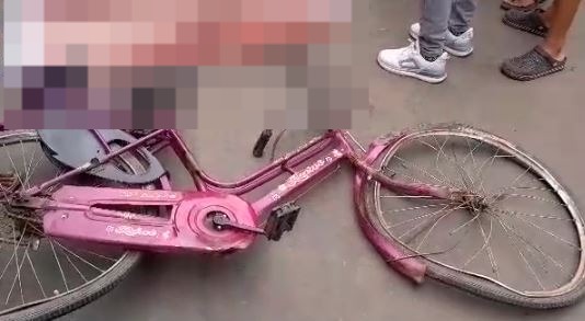 बस ने साइकिल सवार युवती को मारी टक्कर, मौके पर ही मौत, जानें क्यों पुलिस पर भड़के लोग