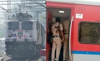 चलती ट्रेन में पुलिस ने की गोलीबारी, चार की मौत, जानिए पूरा मामला