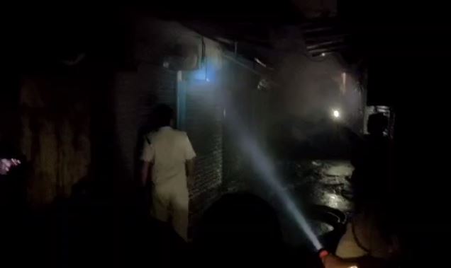 जमशेदपुर: मोबाइल दुकान सहित 5 अन्य दुकान में लगी भीषण आग, समय पर पाया गया काबू, बड़ा हादसा टला
