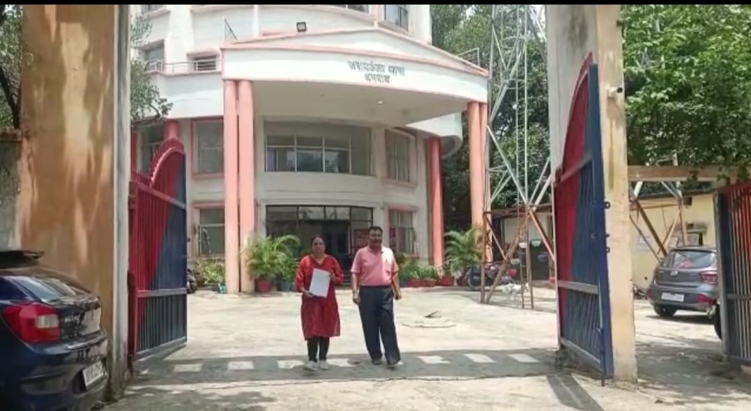 DHANBAD: पद तीन और अफसर एक, नतीजा रेल कॉलोनी में डकैती के बाद एक लाख की चेन छीन ले गए अपराधी  