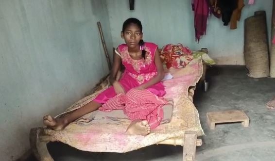 सुकुरमुनि मुर्मू का सरकार से इलाज के लिए गुहार, टेटनस का सूई नहीं दिलाने से हुआ ये हाल