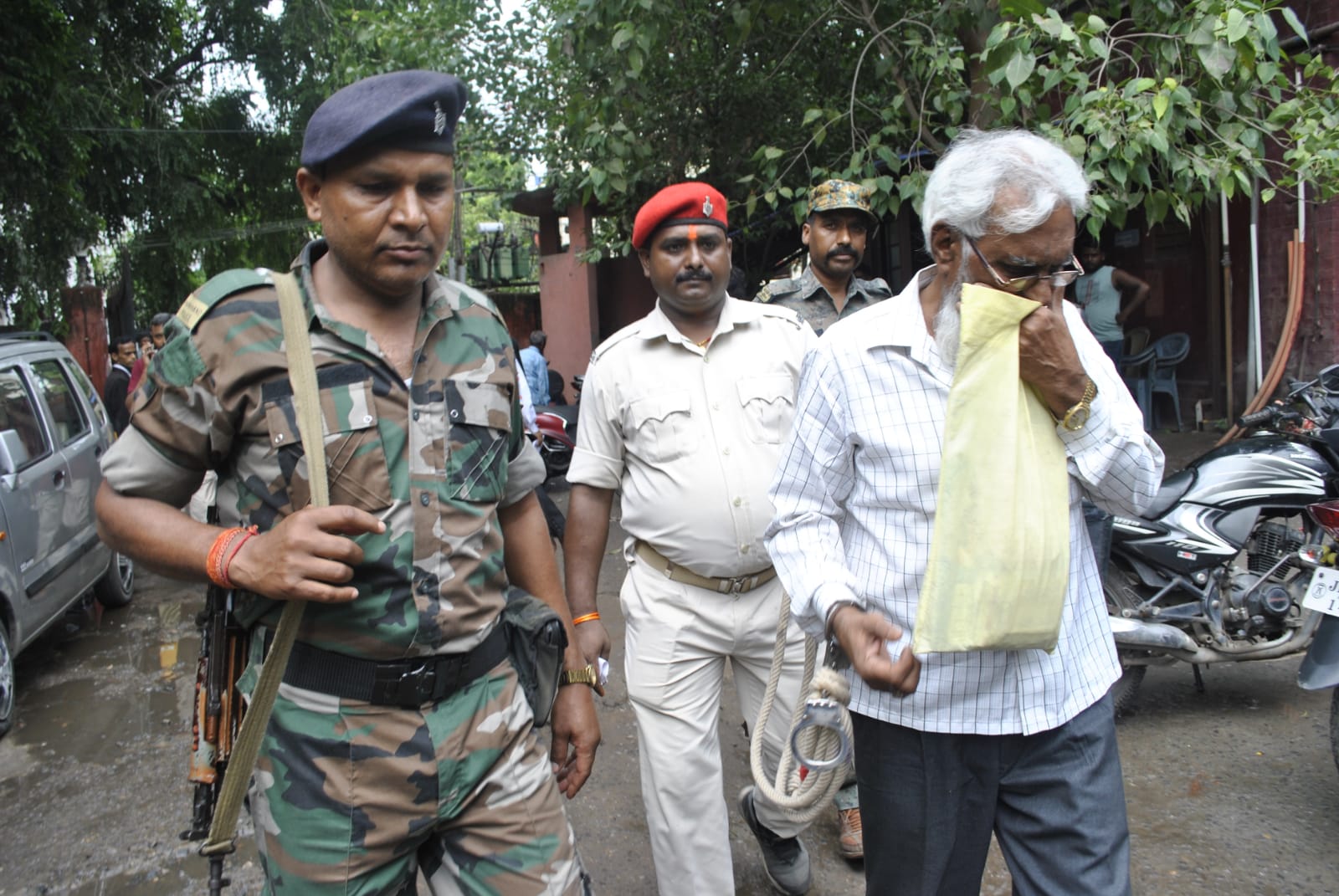 वासेपुर के गैंगस्टर प्रिंस खान के पिता ने किया आत्मसमर्पण, जानिए क्या था आरोप