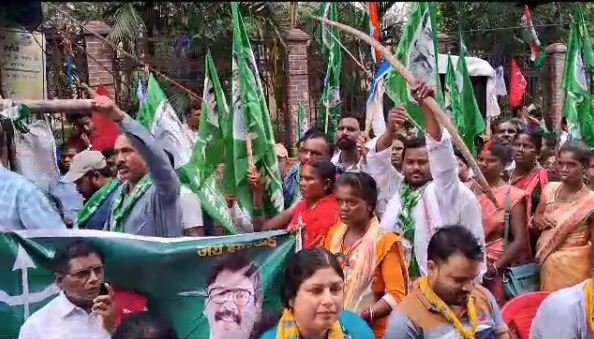 I.N.D.I.A. घटक दल के तमाम नेता ने राजभवन के समीप दिया धरना, मणिपुर में राष्ट्रपति शासन लागू करने की मांग