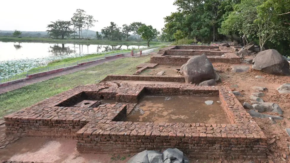 दो हजार वर्ष पहले भी झारखंड में वर्जित नहीं थी यौन शिक्षा, चाईबासा के बेनीसागर में मिले इसके सबूत