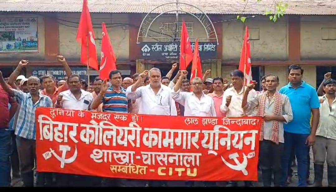 कोयलांचल में आंदोलन का नया ट्रेंड: जमीन से 800 फीट नीचे चल रहा धरना, मजदूरों की सुरक्षा को लेकर हाफ रहा मैनेजमेंट 