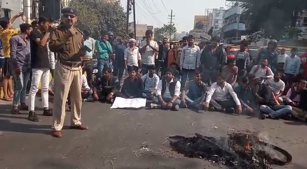 बिहार के राज्यपाल के खिलाफ सड़कों पर पटना में छात्रों का गुस्सा,पढ़ें पूरी खबर