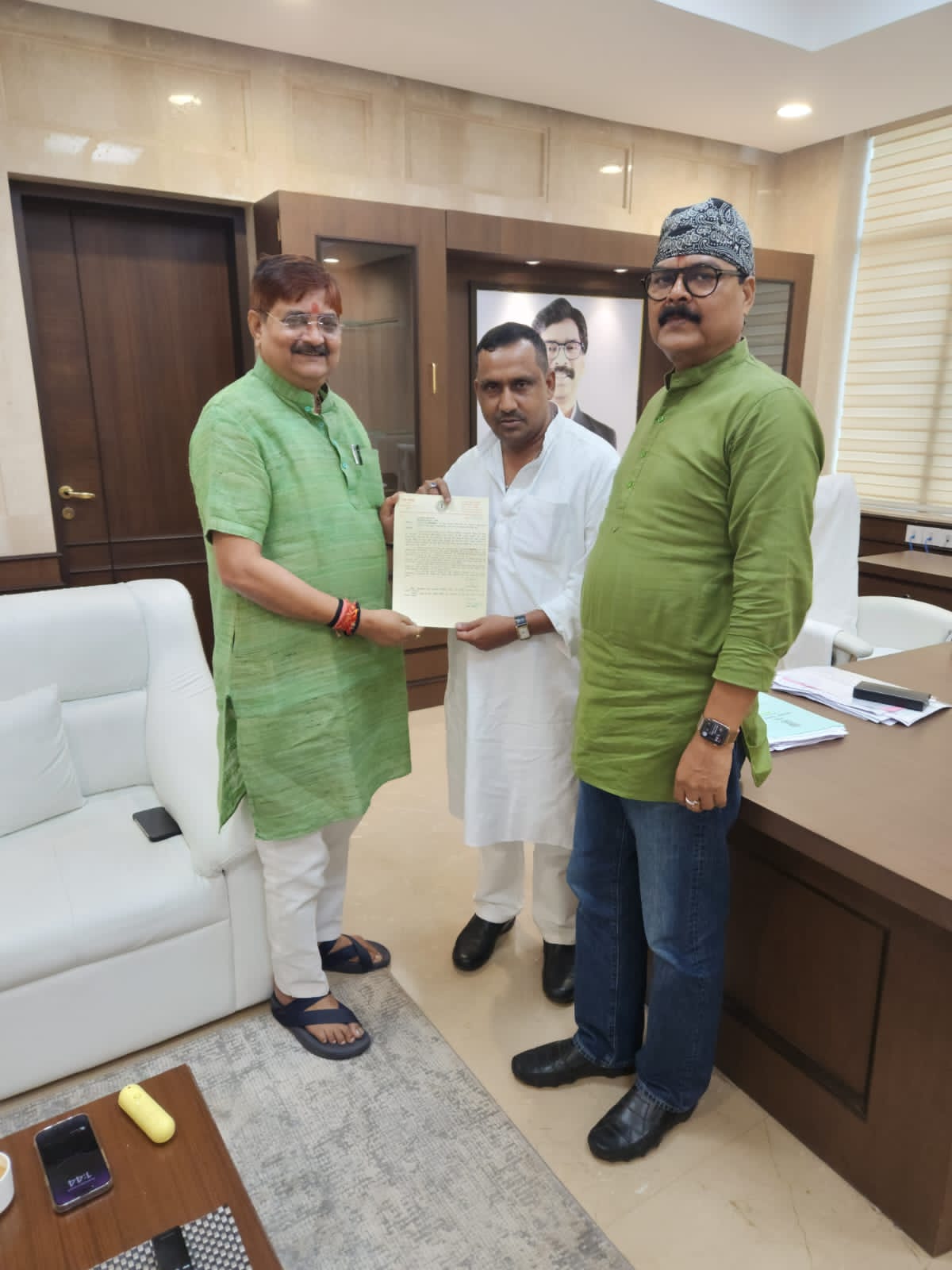 विधायक राज सिन्हा और कांग्रेस नेता अशोक सिंह को मिला भरोसा, धनबाद से नहीं जाएंगे उपकरण 