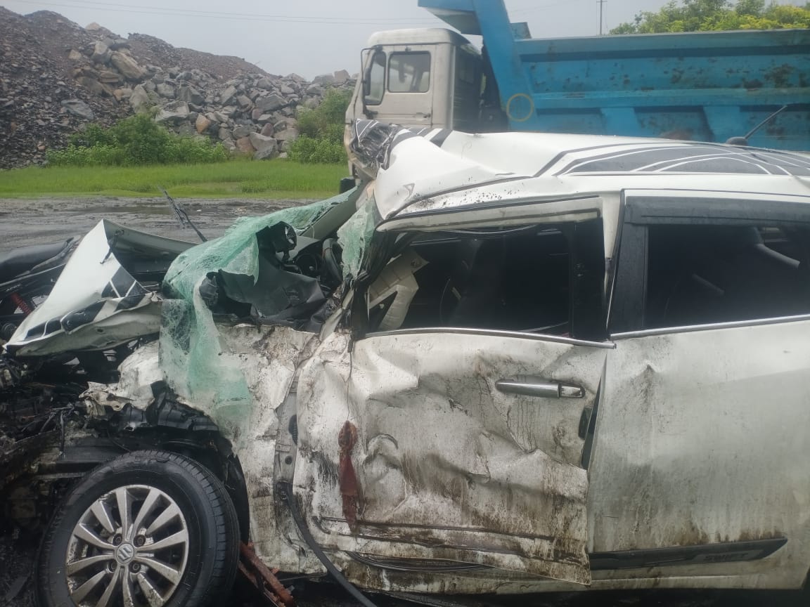 बेरमो में बरसात में भी नहीं रुक रही बेकाबू रफ़्तार, हाइवा ने कार को मारी टक्कर, एक नौजवान घायल