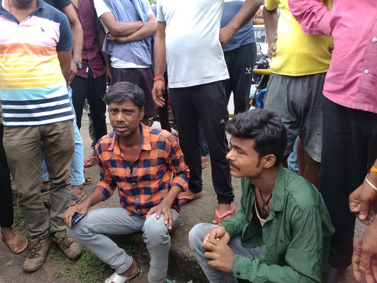 1.65 लाख रुपए छिनतई कर भाग रहे दो युवकों को ग्रामीणों ने पकड़ा, 3 फरार