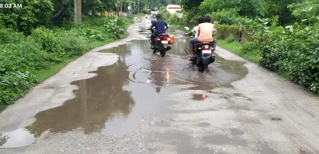 सड़कों पर बने गड्ढे दुर्घटना को दे रहे न्योता, गोमिया प्रखंड के सड़कों पर संभलकर चलिए, वरना हो सकते हैं हादसे का शिकार 