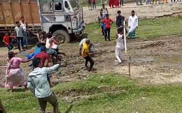 भागलपुर: बच्चों के विवाद में खूब चले लाठी-डंडे, सोशल मीडिया पर वायरल हो रहा है वीडियो