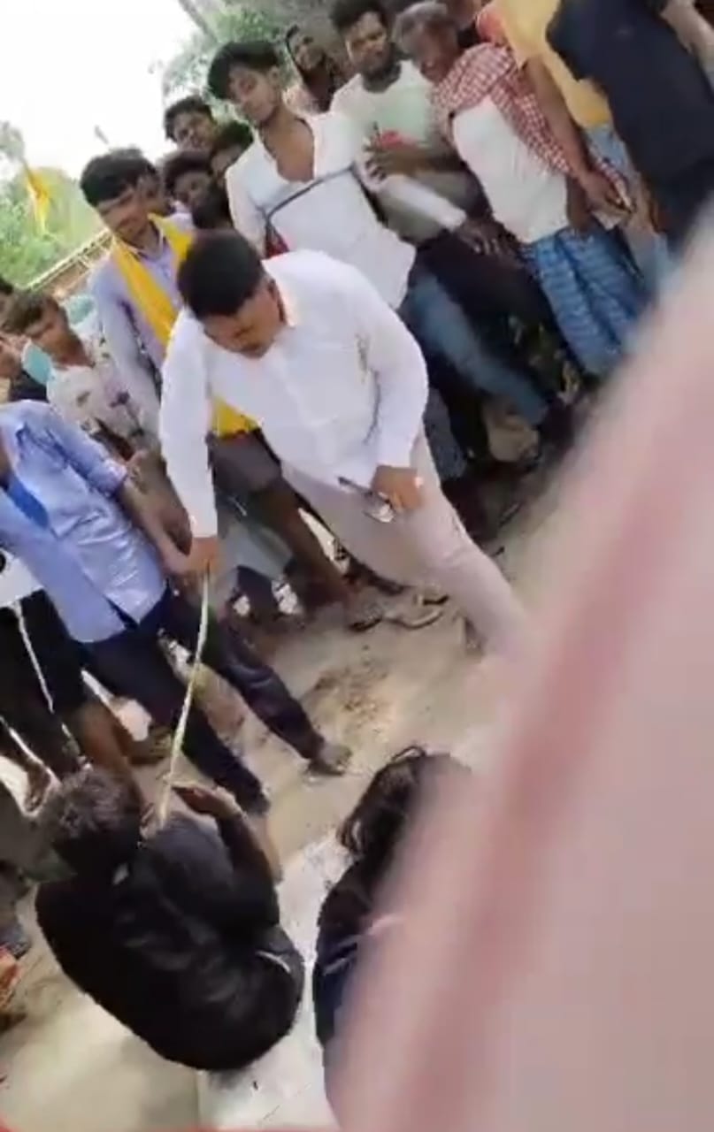 बिहार में बीच सड़क पर प्रेमी युगल को लोगों ने की पिटाई, वीडियो हुआ वायरल 