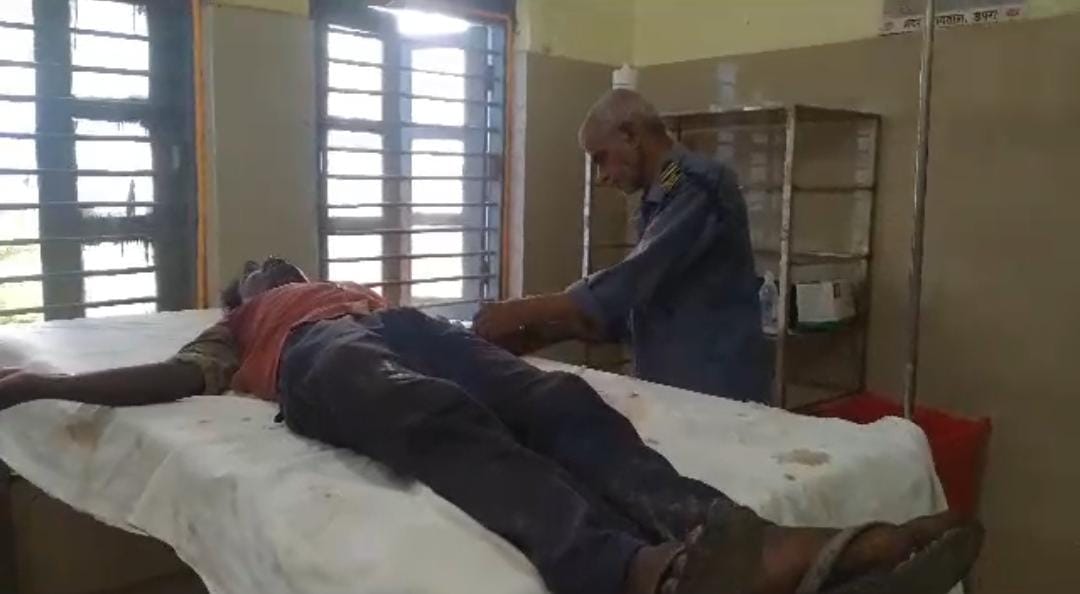 देखिये मंत्री जी! अस्पताल से गायब हुए डॉक्टर, तो सिक्योरिटी गार्ड  ने मरीज को लगाया इंजेक्शन