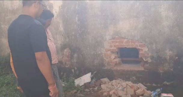 दुमका: मोबाइल दुकान में सेंधमारी, लाखों के सामान उड़ा ले गए चोर 